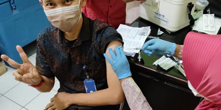 Kecamatan Suranenggala Apresiasi Pelaksanaan Vaksinasi Moderna Untuk Nakes Yang Di Gelar Puskesmas Suranenggala