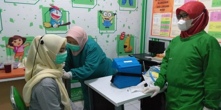 Vaksinasi Dosis Ketiga Untuk Nakes Puskesmas Klangenan Diberikan