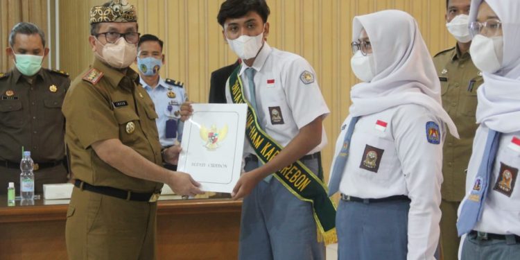 Bupati Cirebon Lantik Dan Kukuhkan Pelajar Sebagai Duta Sadar Hukum