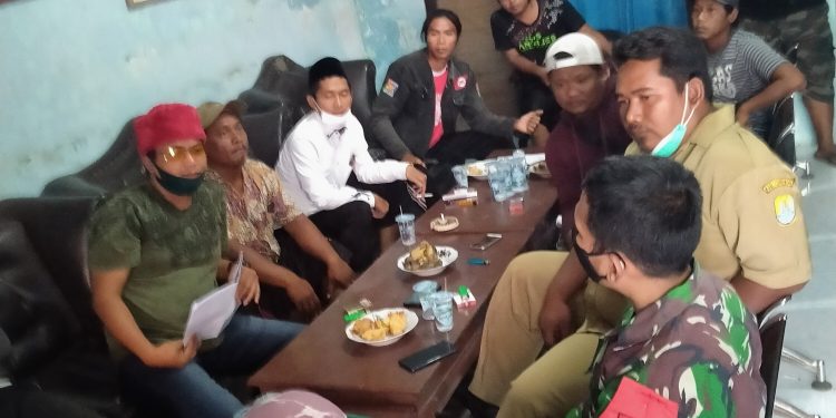 Puluhan Warga Desa Jungjang Wetan Luruk Kantor Desa Terkait Penerima Bantuan Yang Diduga Tidak Tepat Sasaran