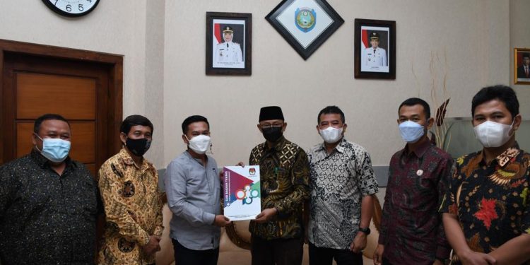 KPU Indramayu Serahkan Berkas PAW FPDIP ke DPRD