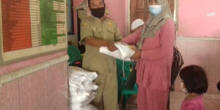 Kuwu Abdullah Bagikan Beras Pada 638 KPM