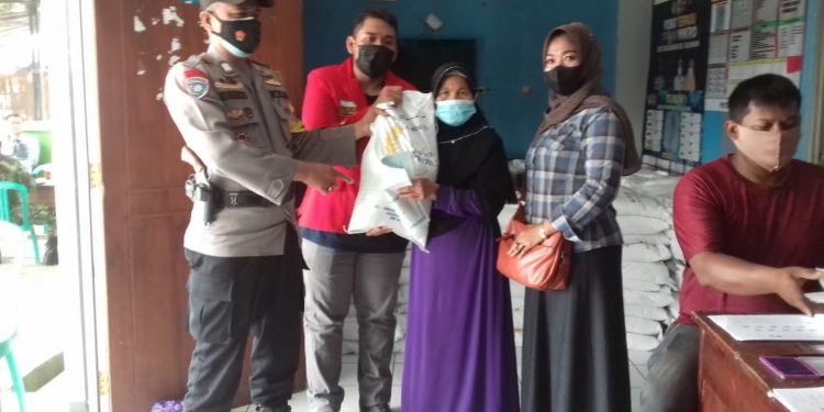 Kuwu Desa Tegalkarang : Kehadirannya Dalam Rangka Monitoring Penyaluran Beras Untuk Warga Yang Mendapatkan Bantuan