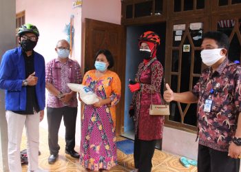Lagi, Bupati Brebes Blusukan Bersepeda Bagi-Bagi Beras