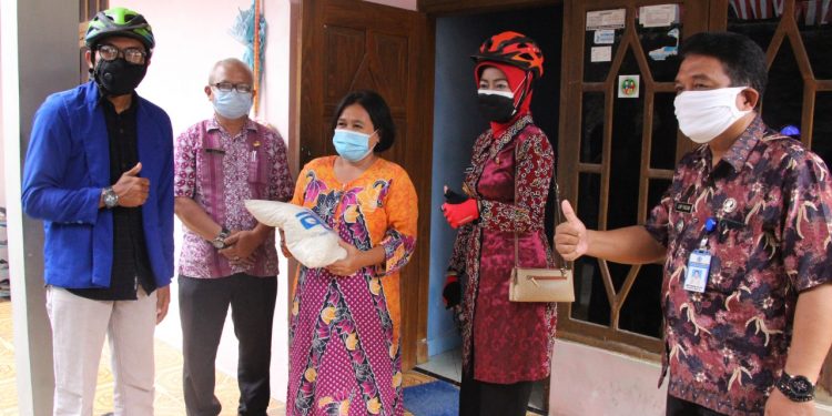 Lagi, Bupati Brebes Blusukan Bersepeda Bagi-Bagi Beras