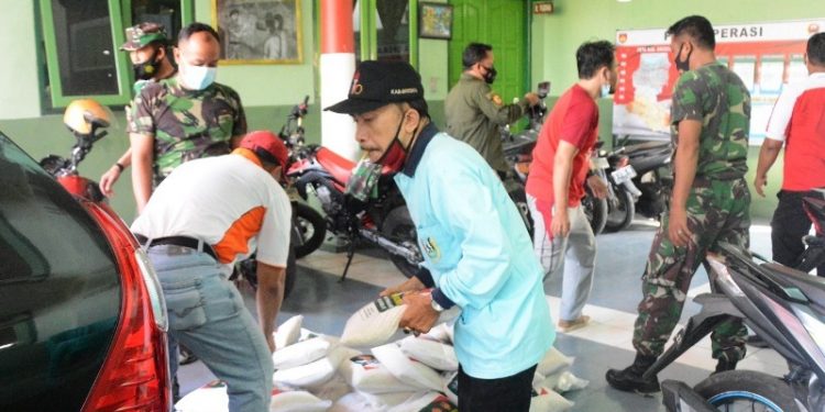 Lanjutan Serbuan Paket Beras TNI-Polri Brebes Bagi Masyarakat Terdampak PPKM Darurat