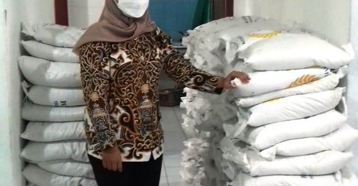 Pemdes Bobos Siap Salurkan Beras Untuk Warga Yang Mendapatkan Bantuan