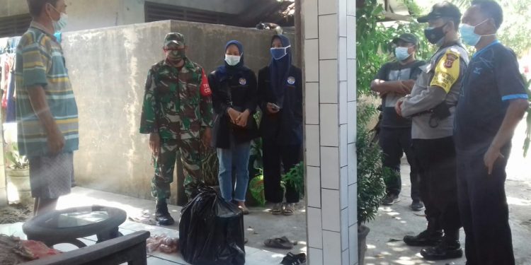 Pemdes Plumbon Bantu Warga Yang Jalani Isoman