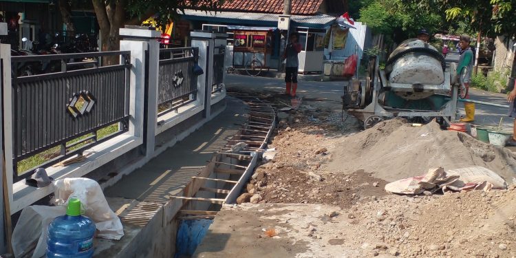 DKKP indramayu Lakukan penataan draenaae dan trotoar