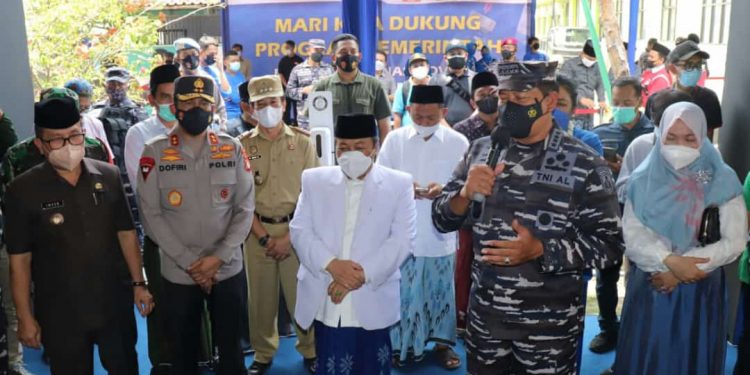 Bupati Cirebon Hadiri Serbuan Vaksinasi TNI AL Di Pondok Pesantren KHAS Kempek