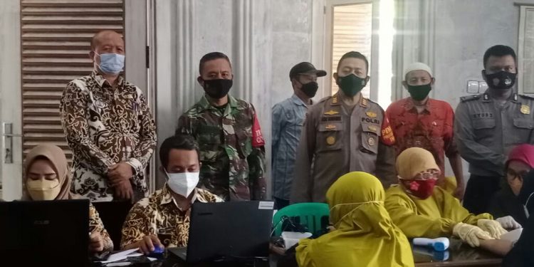 Camat H. Dedi Susilo Monitoring Dan Pantau Kegiatan Percepatan Pemberian Vaksin
