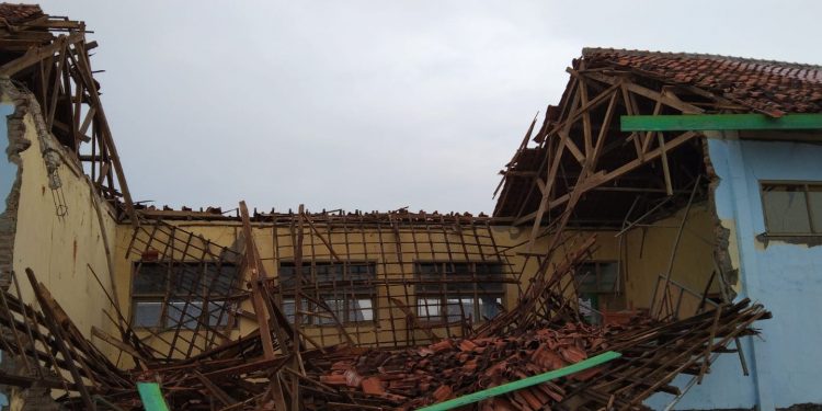 Diguyur Hujan, Ruang Kelas SMAN 1 Lelea Indramayu Ambruk