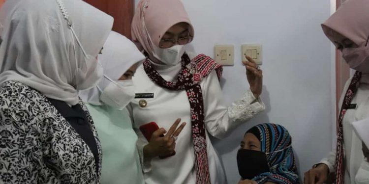 Hj. Wahyu Tjiptaningsih Monitoring Dan Pantau Kegiatan Percepatan Pemberian Vaksin Ke Ibu Hamil Masyarakat Desa Sindangkasih