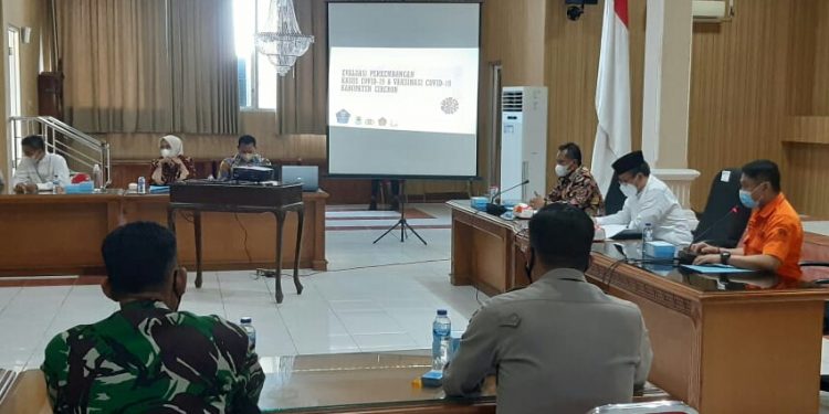 Bupati Cirebon Meminta Agar Masyarakat Di Kabupaten Cirebon Jangan Terlena Dengan Adanya Penurunan Kasus, Tetap Patuhi Prokes.