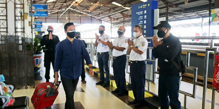 Peringati Hari Pelanggan Nasional 2021, PT KAI Daop 3 Cirebon Gratiskan Jasa Layanan Porter dan Bagikan Ratusan Souvenir