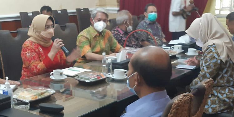 Selasa, 14 September 2021, Pemkab Cirebon dan PMI Gelar Vaksinasi Drive Thru Di GOR Watubelah