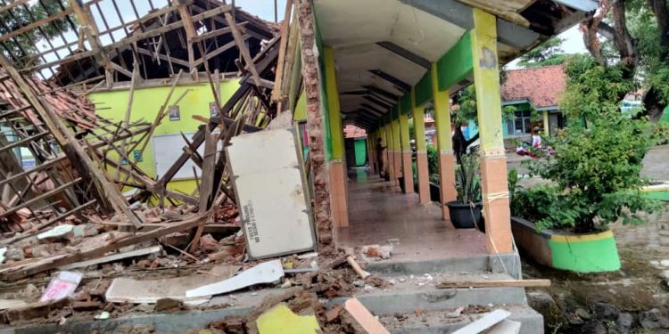 3 Ruang Kelas SDN 2 Cangkoak Kecamatan Dukupuntang Ambruk