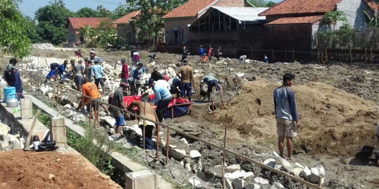 Libatkan Masyarakat Desa Dari Rt 01 sampai Rt 016 Dalam Mengerjakan Proyek Pembangunan Desa