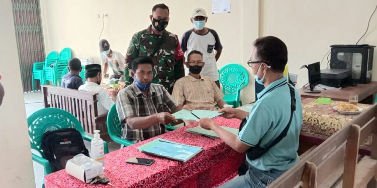 Babinsa Monitor Tahapan Pendaftaran Bakal Calon Kuwu Desa Arjawinangun