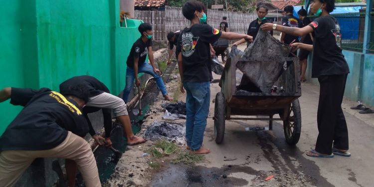 Peduli Lingkungan, Graon Road Bersihkan Saluran