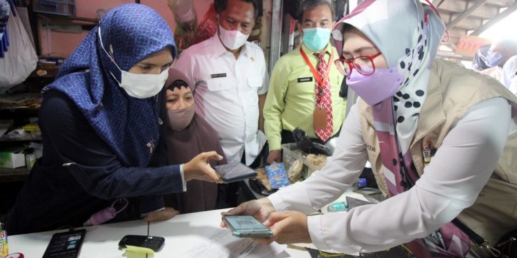 Penarikan Retribusi Pedagang Pasar Dilakukan Secara Non Tunai Melalui Aplikasi e-retribusi Untuk Meningkatkan Kepercayaan Masyarakat Kepada Pemerintah