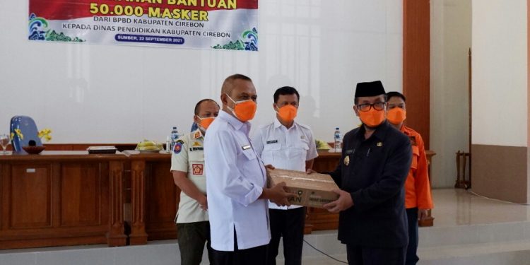 BPBD Kabupaten Cirebon Berikan Bantuan Masker Dan Handsanitezer Kepada Dinas Pendidikan Untuk Siswa