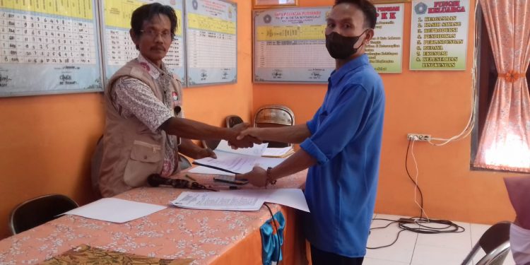 Sekdes Jono Nyalon Kuwu Desa Matangaji Diiringi Anak Yatim, Piatu Atau Yatim Piatu Dan Jompo