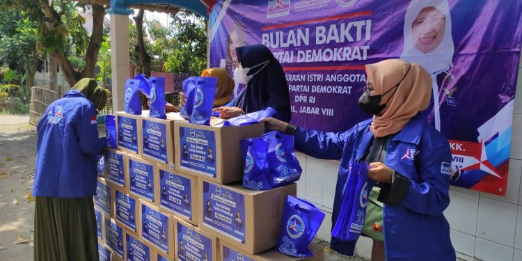 PIA Fraksi Demokrat DPR RI Berbagi Sembako di Indramayu