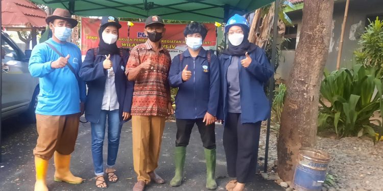 Satgas Covid -19 Desa Kejuden Bersama KKN Mahasiswa Unswagati Lakukan Penyemprotan Disinfektan Antisipasi Penyebaran Virus Covid -19