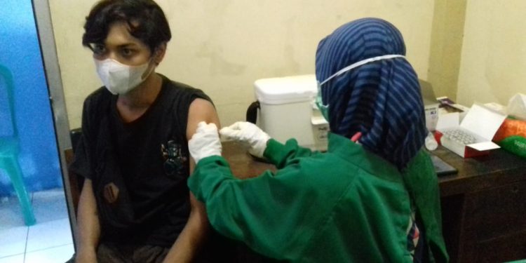 Vaksinasi Warga Masyarakat Desa Tegalkarang Kecamatan Palimanan Dengan Sasaran 100 orang
