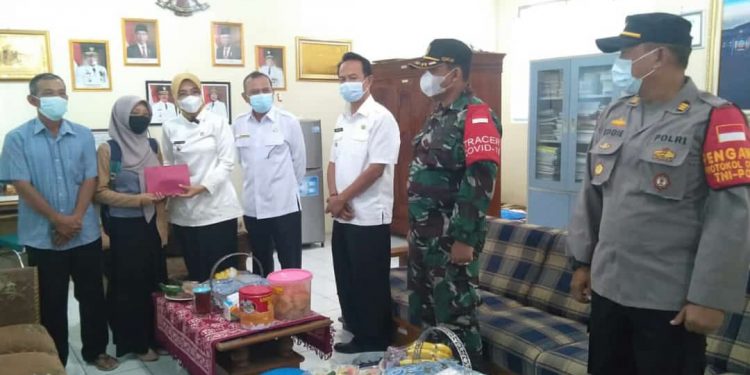 Wakil Bupati Cirebon Bersama Forkopimcam Sumber Monitoring Secara Langsung PTM Di SMPN 1 Sumber