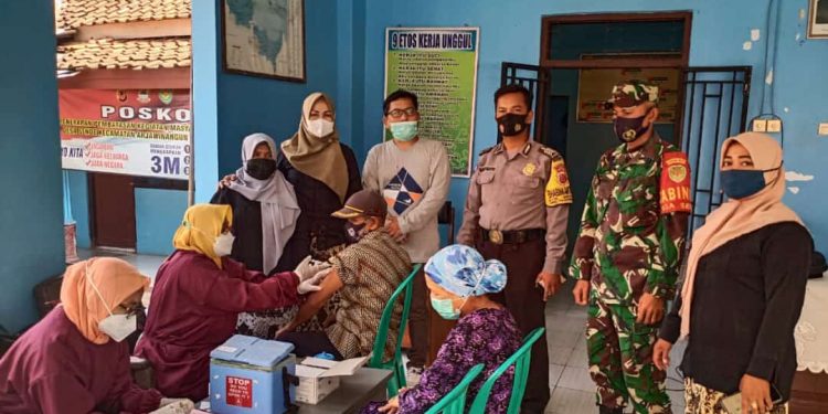 Aan Maesaroh Andayani, A.Md.Keb Monitoring Dan Pantau Kegiatan Gebyar Vaksin Lansia 60 tahun Keatas Serentak di Kecamatan Arjawinangun