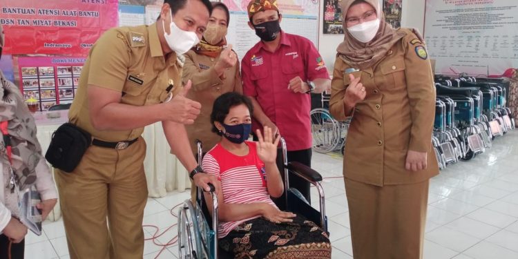  Dinsos Indramayu Bagikan Alat Bantu ke Penyandang Disabilitas