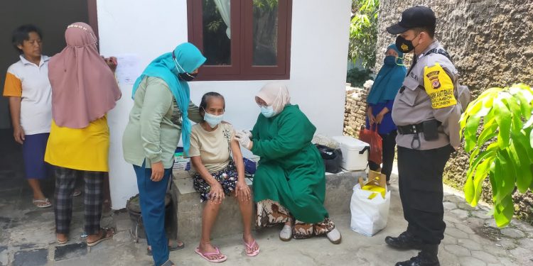 Dukung Instruksi Bupati Cirebon, Pemdes Dan Puskesmas Plumbon Geber Gebyar Vaksinasi Lansia 60 tahun Ke Atas Secara Door To Door