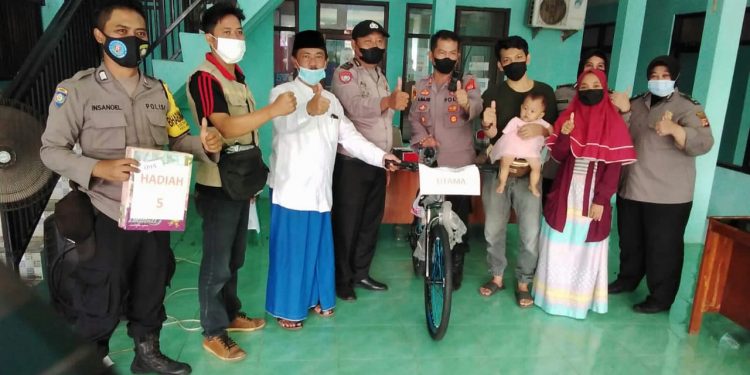 Sinergitas TNI – Polri Bekerjasama Dengan PPS Dan Pemdes Astana Berikan Door Prize Agar Warga Mau Divaksin