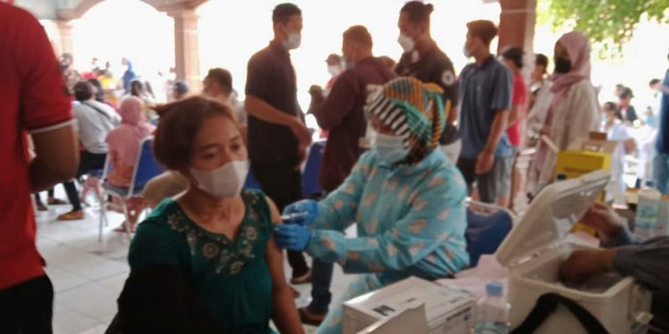 Warga Jungjang Wetan Antusias Ikuti Vaksinasi Covid-19 dan Dukung Sukseskan Pilwu Serentak Desa Jungjang Wetan