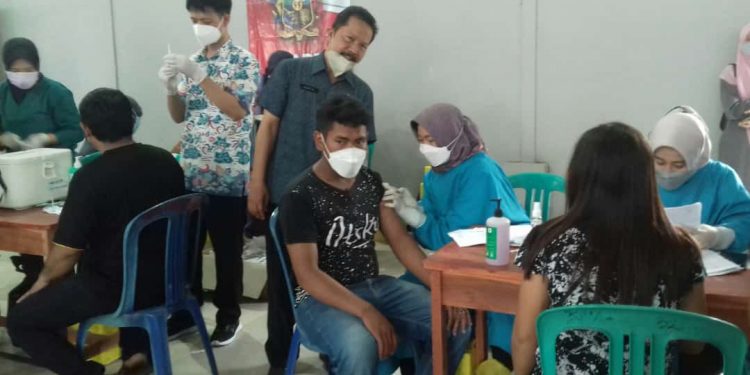 5 Rumah Sakit Gelar Vaksinasi Serentak Di GOR Kian Santang Untuk Warga 6 Desa Yang Menyelenggarakan Pilwu