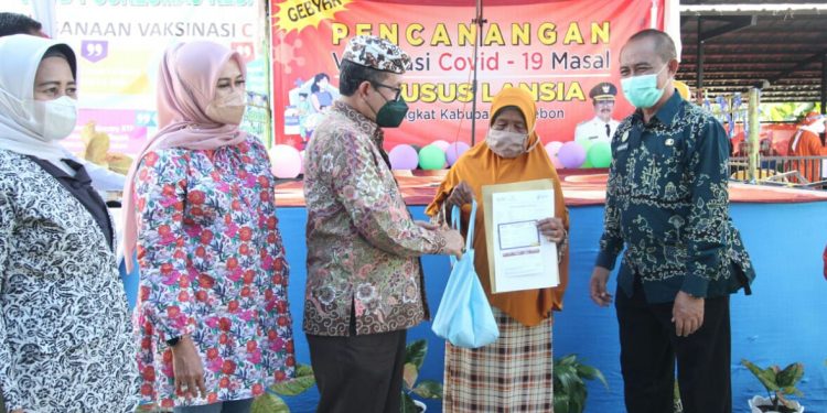Pemkab Cirebon Targetkan 50 persen Masyarakat Umum Dan 40 persen Lansia Sudah Divaksin