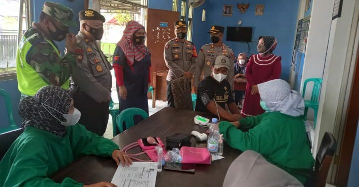 Wakil Kapolresta Cirebon Kunjungi Kegiatan Vaksinasi Covid-19 Di Desa Tegalkarang