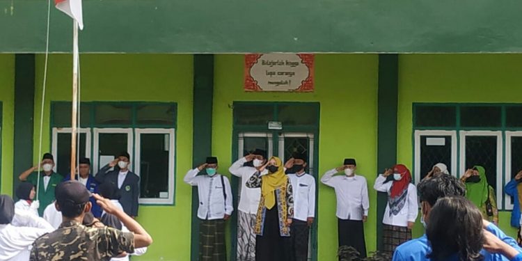 Camat Depok Ikuti Upacara Hari Santri tahun 2021 di MTS Mafatihul Huda