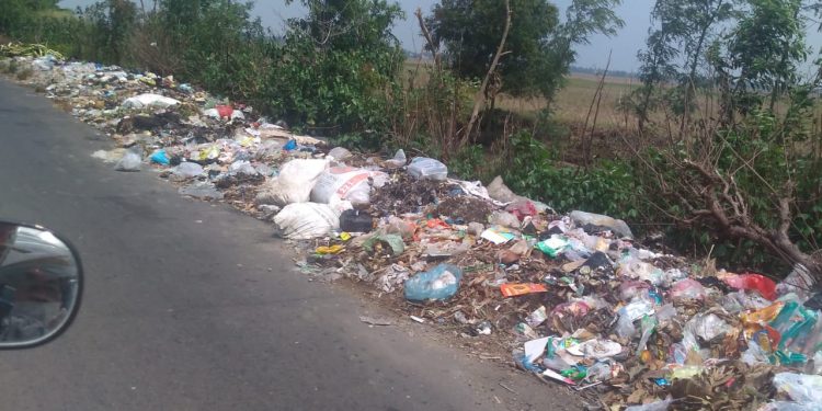 Sampah Berceceran di Jalan Krasak – Sidamulya