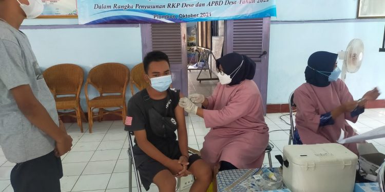 Kegiatan Vaksinasi Untuk Warga Desa Plumbon Yang Belum Mendapatkan Vaksinasi