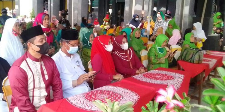Wakil Bupati Cirebon Hj. Wahyu Tjiptaningsih Hadiri Pengajian Umum Peringatan Maulid Nabi Muhammad SAW Di Desa Tegalkarang Kecamatan Palimanan