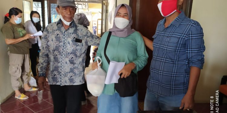 Vaksinasi di Gapensi Indramayu Dapat Sembako