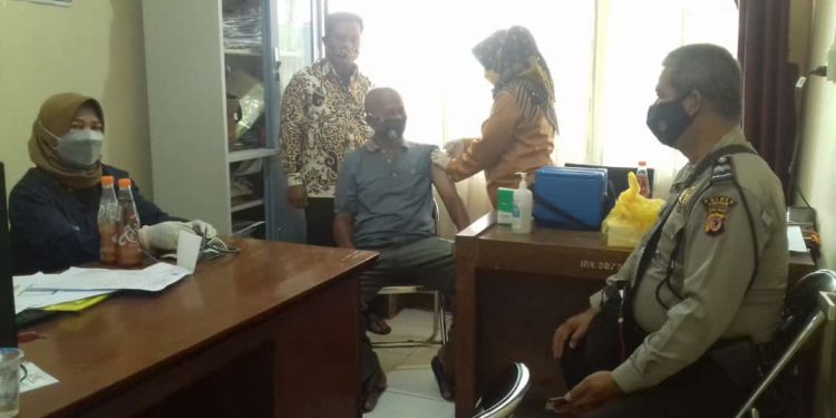 Dukung Instruksi Bupati Cirebon, Pemdes Dan Puskesmas Plumbon Geber Gebyar Vaksinasi Lansia 60 tahun Ke Atas Secara Door To Door