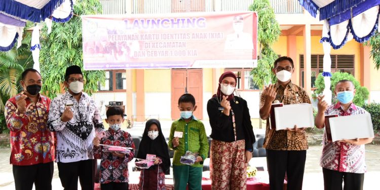 Disdukcapil Serahkan Dokumen Kependudukan