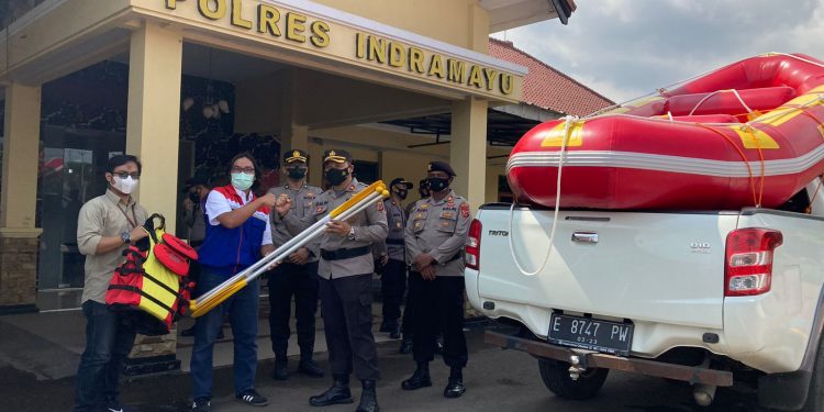 PT KPI Unit Balongan Berikan Bantuan Perahu Karet ke Polres Indramayu