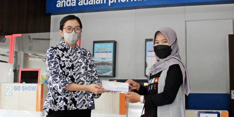 Sambut Hari Pahlawan, Daop 3 Cirebon Gratiskan Guru, Nakes dan Veteran RI Naik Kereta Api