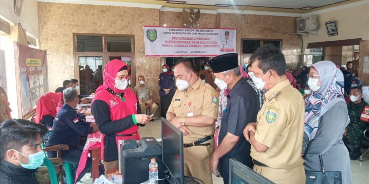 Bupati Bagikan Administrasi Kependudukan untuk Purna PMI