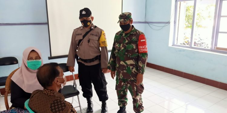 Bhabinkamtibmas Didampingi Babinsa Monitoring Kegiatan Vaksinasi Yang Dilakukan Di Desa Plumbon